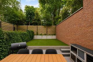 <p>Stijlvolle nieuwbouwwoning met 3 slaapkamers, 2 badkamers en tuin Spiere<br /><br />Op zoek naar een energiezuinige en instapklare woning waar comfort, ruimte en kwaliteit centraal staan? <br />Deze prachtige nieuwbouwwoning in het centrum van Spiere biedt alles wat u nodig heeft, afgewerkt met duurzame en kwalitatieve materialen.<br />Dankzij de centrale ligging woont u op korte afstand van scholen, winkels en openbaar vervoer, terwijl u tegelijk geniet van rust en een aangename woonomgeving.<br /><br />Indeling: inkomhal met gastentoilet. De lichtrijke leefruimte vormt samen met de open keuken het hart van de woning en geeft rechtstreeks uit op de volledig aangelegde, zuidwestgerichte tuin. De maatkeuken met eiland is volledig uitgerust met kwalitatieve SMEG-toestellen. Verder beschikt het gelijkvloers over een praktische berging/wasplaats.<br />Op de eerste verdieping bevinden zich twee ruime slaapkamers, een apart toilet en een badkamer met lavabo en inloopdouche. <br />De volledige tweede verdieping werd ingericht als een masterbedroom met eigen badkamer en dressing.<br />Bovendien is er nog een extra zolderruimte aanwezig.<br /><br />De woning scoort bovendien uitstekend op vlak van energiezuinigheid.<br />Met een energiescore A bent u verzekerd van comfortabel en toekomstgericht wonen.<br /><br />Extra troef: mogelijkheid tot aankoop aan 6% BTW (indien voldaan aan de voorwaarden).<br /><br />Troeven: instapklare nieuwbouwwoning, afwerking met kwalitatieve materialen, energiezuinig (A), 7 zonnepanelen, vloerverwarming op aardgas, dubbele beglazing, conforme elektriciteit, mogelijkheid tot aankoop aan 6% BTW<br /><br />Interesse in deze prachtige woning?<br />Plan vandaag nog uw bezoek via afspraak met Immo Beguin: tessa@immobeguin.be</p>