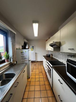 <p><span>Ruim appartement met 3 slaapkamers en groot terras in het centrum van Balen</span></p><p><span> </span></p><p><span>Belangrijkste troeven:</span></p><p><span>- Centrale ligging in het hart van Balen</span></p><p><span>- Op wandelafstand van winkels, scholen en openbaar vervoer</span></p><p><span>- 3 volwaardige slaapkamers</span></p><p><span>- Ruime en lichtrijke leefruimte</span></p><p><span>- Groot terras</span></p><p><span>- Praktische indeling</span></p><p><span>- Nabij alle dagelijkse voorzieningen</span></p><p><span> </span></p><p><span>Dit ruime appartement combineert comfortabel wonen met een uitstekende ligging in het centrum van Balen. Dankzij de drie slaapkamers, de ruime leefruimte en het grote terras is dit de ideale woonst voor gezinnen of wie graag wat extra ruimte heeft.</span></p><p><span> </span></p><p><span>Indien u zich kandidaat wenst te stellen voor de huur van dit pand, gelieve een e-mail te sturen naar </span><span>info@hetvastgoedkantoor.be</span></p><p><span>Wij vragen u om in deze e-mail een</span><span> korte voorstelling van jezelf </span><span>op te nemen, evenals de </span><span>loonbrieven</span><span> van de maanden </span><span>maart, april en mei 2026.</span></p><p><span> </span></p><p><span>Na ontvangst van uw kandidatuur nemen wij contact met u op voor verdere opvolging.</span></p><p><span>Er worden telefonisch geen afspraken ingepland voor dit pand.</span></p>