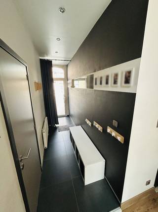 Karaktervolle woning met uitzonderlijk grote tuin in Mechelen-Zuid<br /><br />Bent u op zoek naar een ruime, energiezuinige woning met tal van mogelijkheden? Dan is deze charmante woning in het gegeerde Mechelen-Zuid precies wat u zoekt.<br /><br />Deze karaktervolle woning (bouwjaar 1919) combineert authentieke charme met hedendaags wooncomfort. De bijzonder ruime leefruimte vormt het hart van de woning en biedt alle plaats voor gezellige familiemomenten. Momenteel beschikt de woning over 3 volwaardige slaapkamers, met de mogelijkheid om eenvoudig uit te breiden naar 5 slaapkamers.<br /><br />Een absolute troef is de uitzonderlijk grote tuin, waar u in alle rust kunt genieten. In de tuin bevindt zich bovendien een volledig aparte ruimte die momenteel ingericht is als hondentrimsalon. Deze is perfect geschikt voor een vrij beroep, praktijk, kantoor of bijberoep aan huis.<br /><br />Ook op vlak van energie scoort deze woning uitstekend. Met een EPC B (net geen A), zonnepanelen, een thuisbatterij, airconditioning in de bovenste slaapkamers en een recent vernieuwd dak bent u klaar voor de toekomst.<br /><br />Verder beschikt de woning over:<br /><br />Twee aparte voordeuren, ideaal voor fiets in weg te bergen en toch een ruime inkom te creëren.<br />Een kelder met extra bergruimte en grote waterreservoirs<br />Een garage die gehuurd kan worden met rechtstreekse toegang tot de tuin.<br />Een gunstige ligging in het populaire Mechelen-Zuid, dichtbij winkels, scholen, openbaar vervoer en belangrijke invalswegen.<br /><br />Vraagprijs: €649.000<br /><br />Bent u op zoek naar een instapklare woning met veel ruimte, een unieke tuin en tal van mogelijkheden voor wonen én werken? Neem dan gerust contact op voor meer informatie of een bezichtiging op volgend mailadres: leliestraat2800@gmail.com<br />Kijkdag vindt plaats op zaterdag 18 juli op afspraak (eventueel kan dit ook op een ander moment mits onderling overleg)<br /><br /><br /><br />