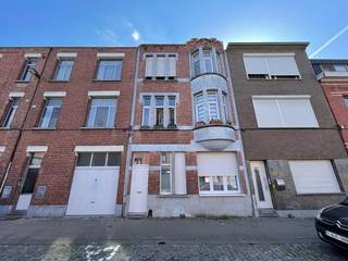 Instapklaar appartement met inpandig terrasje op centrale ligging in Merksem. Goede ligging voor openbaar vervoer en winkels. Het appartement is gelegen in een kleinschalig gebouw met lage algemene onkosten (enkel gemeenschappelijke elektriciteit en blokpolis).<br /><br />Indeling:<br />Inkomhal met afzonderlijk toilet.<br />Leefruimte op PVC laminaat, +/- 19 m². <br />Open ingerichte keuken met kasten, voorzien van frigo met vriesvak, oven, vaatwasser, keramisch kookfornuis en dampkap.<br />Berging: +/- 1.5 m².<br />Badkamer met lavabo en douche, handdoekdroger.<br />Slaapkamer op PVC laminaat: +/- 12 m².<br />Inpandig terras van +/- 4,50 m². <br /><br /><br />PVC ramen met dubbele beglazing. Individuele nutsvoorzieningen.<br /><br /><br /> 