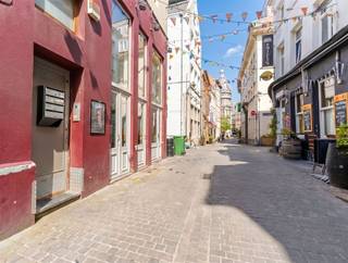 Located in the historic center of Antwerp, in an absolutely prime location right on the Scheldt, this characterful building is within walking...