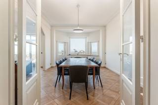 Dit uitzonderlijke appartement van 190 m² bevindt zich op de tweede verdieping van het beschermde monument Palais du Comte Jean op de Zeedijk...