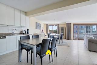 Ontdek dit prachtige, ruime woonappartement in Residentie Adonis, gelegen in het centrum van Koksijde en dit op slechts 250m van het strand.<br /><br />Het appartement omvat een inkomhal met een apart toilet.<br />De lichtrijke en ruime leefruimte biedt mooie zichten. Dankzij de ideale oriëntatie geniet u de hele dag van een optimale zoninval.<br /><br />Het appartement beschikt over 3 ruime, volwaardige slaapkamers. Een stijlvolle badkamer met inloopdouche en lavabomeubel.<br /><br />Daarnaast zijn er twee aangename terrassen: één waar u volop kunt genieten van de ochtendzon en een tweede ruime zonneterras, ideaal om gezellig te ontspannen of vrienden en familie te ontvangen.<br /><br />Op de ondergrondse verdieping bevindt zich een ruime privatieve kelderberging, gunstig gelegen vlakbij de lift.<br /><br />Daarnaast is er de mogelijkheid om een ruime garage aan te kopen en beschikt de residentie over een gemeenschappelijke fietsenberging.<br /><br />Een ideale vaste woonst of tweede verblijf voor wie op zoek is naar ruimte, comfort en een topligging in het hart van Koksijde.