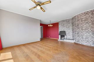<p><b>ANDERLECHT</b>, in de wijk Bracops, vlak bij het Parc des Étangs: ontdek dit gezellige appartement van ± 70 m² op de 4e verdieping.</p>
<p>Het appartement valt op door zijn lichte uitstraling en zijn aangename buitenruimte. De gezellige woonkamer van ±26 m², met parketvloer en open haard, komt uit op een ruim terras van ±16 m², dat een echt verlengstuk vormt van de leefruimte. De ingerichte keuken vormt een harmonieuze aanvulling op het woongedeelte. Het slaapgedeelte bestaat uit twee slaapkamers van ±12,5 m² en ±9 m², een badkamer en een apart toilet. Een kelder maakt het pand compleet en biedt extra opbergruimte.</p>
<p>Een mooie kans in een groene woonomgeving, vlakbij voorzieningen en groenvoorzieningen.</p>
<p>EPB: D, 172 kWh/(m²/jaar)</p>
<p><u>Op de 4e verdieping:</u></p>
<ul>
<li>Hal</li>
<li>Woonkamer van ± 26 m² met open haard – Parketvloer</li>
<li>Ingerichte keuken van ± 7 m²</li>
<li>Terras van ± 16 m² op het oosten</li>
<li>Hal naar het slaapgedeelte</li>
<li>Aparte wc</li>
<li>Slaapkamer 1 van ± 12,5 m² – Linoleum</li>
<li>Slaapkamer 2 van ± 9 m² – Linoleum</li>
<li>Badkamer (bad, wastafel)</li>
</ul>
<p>Kelder op niveau -1</p>
<p>Raming servicekosten : 248 €/maand – Gemeenschappelijke kosten, warm water, koud water en verwarming</p>
<p>Reservefonds: 20 €/maand</p>
