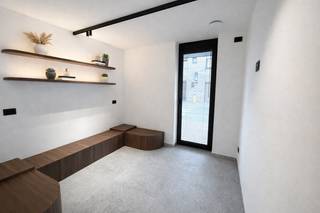 Deze praktijkruimte geniet een centrale ligging te Wakken (Dentergem) met vlotte verbinding naar Tielt, Waregem, … en is afgewerkt met...