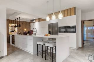 GROTE mooi gerenoveerde VILLA, op een commerciële ligging. Zwembad, wellness (sauna), mooi aangelegde omheinde tuin met buitenkeuken,...