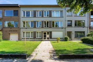 Dit te renoveren appartement is gelegen op de eerste verdieping van een kleinschalig gebouw in een rustige straat in Berchem. De ligging is een mooie troef: op korte afstand van Het Rooi en het centrum van Mortsel, met winkels, gezellige koffiebars, openbaar vervoer en andere dagelijkse voorzieningen vlakbij. Ook voor wie graag wandelt of ontspant in het groen zijn er verschillende mogelijkheden in de omgeving.<br /><br />U betreedt het te renoveren appartement via de inkomhal, die toegang geeft tot een apart toilet en een handige berging met extra opbergruimte.<br />Verder komt u in de aangename leefruimte, voorzien van een charmante sierhaard. Vanuit de leefruimte heeft u toegang tot de keuken. Deze is uitgerust met een koelkast met vriesvak, een 4-pits gasvuur, dampkap en oven.<br /><br />Via de keuken bereikt u de badkamer, voorzien van een ligbad met douchefunctie en een enkele lavabo. Hier bevindt zich eveneens de Vaillant cv-ketel op gas.<br /><br />Het appartement beschikt over twee slaapkamers van ca. 15 m² en 9,5 m². Vanuit de tweede slaapkamer heeft u toegang tot terras.<br />Daarnaast beschikt het appartement over maar liefst twee kelderbergingen op -1.<br /><br />Dankzij de rustige ligging, het gunstige EPC en de praktische indeling biedt dit appartement heel wat mogelijkheden voor wie een woning volledig naar eigen smaak wil renoveren en inrichten.<br /><br />Troeven<br />+ Rustige en gunstige ligging in Berchem<br />+ Nabij Het Rooi en centrum Mortsel<br />+ Winkels, horeca en openbaar vervoer in de buurt<br />+ 2 slaapkamers<br />+ terras met extra berging<br />+ EPC B<br />+ Conforme elektrische installatie<br />+ 2 kelders<br /><br />Heeft u interesse in dit appartement? Neem dan contact op met VB Vastgoed via 03 337 50 70 of info@vbvastgoed.be voor meer informatie of een bezichtiging.