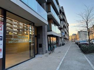 Energiezuinig handelsgelijkvloers, showroom of kantoor, gelegen in de stijlvolle nieuwbouwresidentie ‘PALAZZO’. Het pand heeft een opp. van 240 m²...