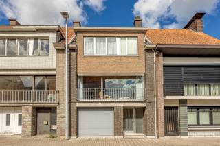 This house to renovate for sale is in a prime location in Temse, near the shopping street and all kinds of cozy restaurants. You can do everything...