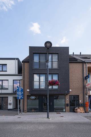 Voor verdere info of een vrijblijvende waardebepaling van uw eigendom: info@homixx.be of 016 84 96 84.<br /><br />Op de Grote Bollostraat in Tremelo stellen wij met trots dit ruime en veelzijdige handelspand voor. Met een royale oppervlakte van circa 130 m² biedt deze eigendom de ideale basis voor uw onderneming of professionele activiteit. Dankzij de combinatie van een uitstekende ligging en hedendaags comfort kunt u hier uw klanten ontvangen in een professioneel en aangenaam kader.<br /><br />Het pand is praktisch ingedeeld en beschikt over een afgesloten keuken en een apart toilet. Aan bergruimte is er geen gebrek: achterin bevindt zich een ruime stockruimte, aangevuld met een tweede, kleinere bergruimte. Bovendien is deze eigendom uitgerust met hoogwaardige technieken die zorgen voor optimaal gebruikscomfort en een lage energiefactuur. Zo geniet u van verwarming via een energiezuinige warmtepomp, een doordacht ventilatiesysteem type D, aangename airconditioning en een modern alarmsysteem met camera voor een optimale veiligheid.<br /><br />Bent u op zoek naar een instapklaar handelspand met alle modern comfort om uw onderneming te laten groeien? Neem gerust contact met ons op voor meer informatie of om uw bezoek in te plannen.