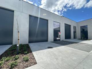 KMO-unit van ca. 150 m² te huur in Ieper aan de Kruiskalsijdestraat met 2 privatieve parkeerplaats. Specificaties:- Magazijn van ca. 150 m²- Lichtstraat- 2 privatieve parkeerplaatsen- Sectionale poortHet magazijn is gelegen in de nabijheid van diverse invalswegen en de A19. Uitermate geschikt voor opslag en kleine ambacht.Bent u op zoek naar bedrijfsvastgoed bestaande uit een magazijn te huur in Ieper? Aarzel dan zeker niet om ons te contacteren op het nummer 056 21 11 11.