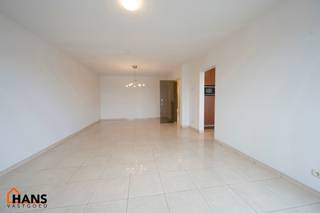 Inkomhal met vestiairekast; apart toilet met handenwasser; leefruimte; ruime keuken met kasten, spoelbak, kookplaat, dampkap, oven, vaatwasser, koelkast en eethoek; badkamer met douche, ligbad, dubbele wastafel in meubel en badkamerkast; 2 slaapkamers waarvan 1 met toegang naar het achterliggend terras en berging met aansluiting voor wasmachine/droogkast.<br /><br />Gemeenschappelijke kosten: 150 EUR (minuterie, lift, provisie water, poetsen gemene delen, onderhoud CV, aandeel syndicus, ...).<br />Beschikbaar op 01/02/2026.<br />Geschikt voor maximaal 4 personen.<br /><br />Huurwaarborg bedraagt 3 maanden huur.<br />Plaatsbeschrijving door extern bedrijf met gedeelde kosten.<br /><br />Een bezoek ter plaatse kunt u enkel online reserveren op www.hansvastgoed.com.<br />Voor meer informatie, bezoek onze website www.hansvastgoed.com of neem contact op met info@hansvastgoed.com of +32 3 366 05 30.