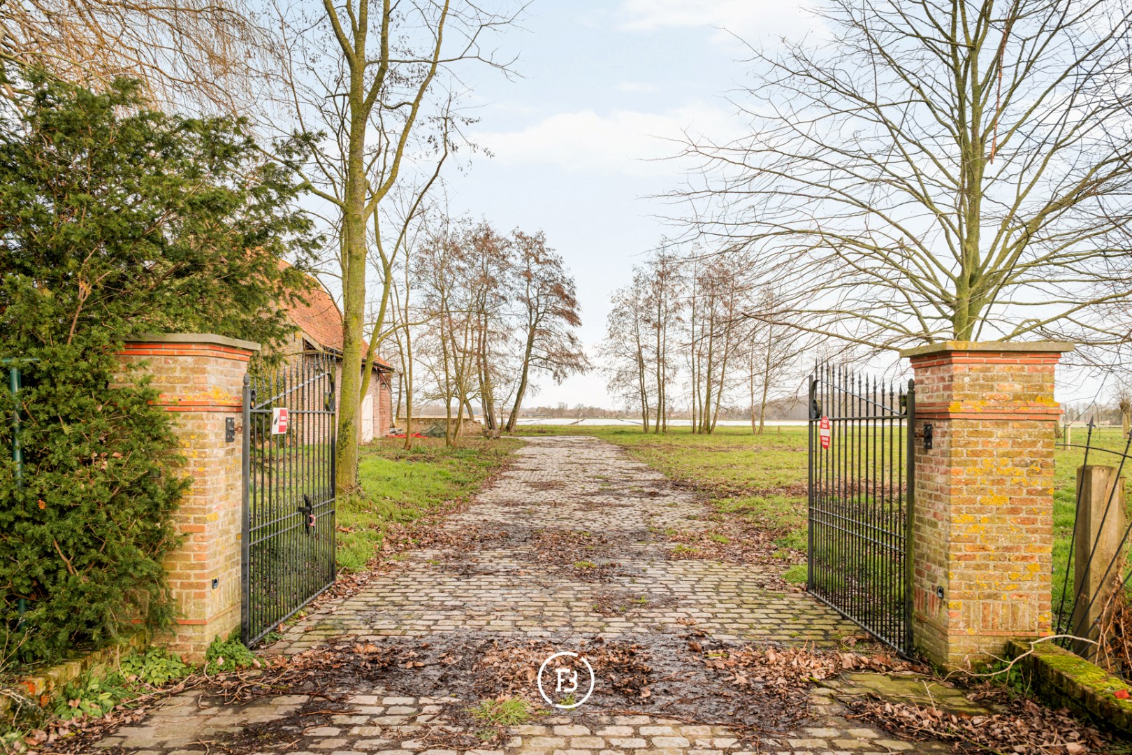 Country house and barn with approved building plans - photo 2