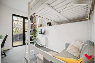 <p>Zoek je een comfortabele, recent gebouwde studentenkamer? Deze rustige residentie, op wandelafstand van het centrum, Vaartkom, station en verschillende faculteiten, biedt alles voor een zorgeloos studentenleven.<br /><br /></p>
<p>De kamer heeft een slim ingedeelde slaapvide, een knusse zithoek met uitzicht op het gedeelde terras en een volledig uitgeruste bureauruimte. Veel natuurlijk daglicht, een eigen badkamer met douche en toilet, en voldoende kastruimte maken het compleet.<br /><br /></p>
<p>Er is een gemeenschappelijke keuken en een gemeenschappelijke ontspanningsruimte aanwezig.<br /><br /></p>
<p>Fietsen kunnen veilig worden gestalt in de overdekte fietsenstalling.<br /><br /></p>
<p>Ideaal voor studenten of als investeringspand. Momenteel verhuurd voor het lopende academiejaar.<br /><br /></p>
<p>Contacteer ons voor meer info of een bezoek!</p>