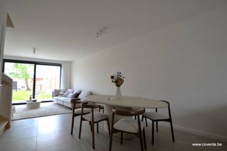 Nouvelle construction à Deerlijk avec garage - parking et jardin.<br /><br />Ces 4 maisons neuves à Deerlijk comprennent : hall d'entrée, séjour avec cuisine équipée et vue sur le jardin/terrasse.<br /><br />A l'étage : hall de nuit avec toilette séparée, débarras, salle de bain (baignoire et douche) et 3 chambres.<br /><br />Escalier fixe pour le grenier. Possibilité de chambres supplémentaires.<br /><br />Jardin avec terrasse , chaque jardin est cloet clôturé.<br /><br />Avantages.<br /><br />+ Pompe à chaleur géothermique (clime et chauffage) ;<br />+ Niveau E 20, possibilité de niveau E 10 (sous réserve d'approbation) ;<br />+ Garage/place de parking ;<br />+ Jardin privé et jardin commun inclus ;<br />+ Situé proche du centre et facilement accès à l'autoroute.<br /><br />25% vendu