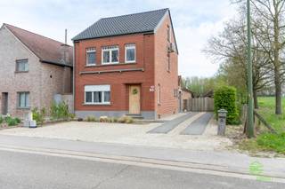 <p><span>Centraal gelegen tussen Zoutleeuw en Geetbets, vinden we deze instapklare woning terug op een perceel van 30a 65ca.</span></p><p><span> Op fietsafstand vinden we een buurtwinkel, een bakkerij alsook de kleuter- en basisschool. </span></p><p><span>De oprit van de E314 ligt op minder dan 15km.</span></p><p><span>In de onmiddellijke omgeving zijn er diverse ontspanningsmogelijkheden. Zo is er het provinciaal domein ‘Het Vinne’ en doorkruisen verschillende wandel- en fietsroutes die in de buurt liggen Haspengouw en het Hageland. </span></p><p><span> </span></p><p><span>De woning werd de laatste jaren grondig gerenoveerd. Zo werd de achterbouw uitgerust met een prachtige keuken, werd er een airco geïnstalleerd op de master bedroom en is de elektriciteit conform gekeurd.</span></p><p><span> </span></p><p><span>Betreden doen we de woning via de inkomhal vanwaar er toegang is tot de woonkamer aan de voorzijde alsook tot het gastentoilet en de badkamer. Deze is praktisch ingericht met een douche, meubel met dubbele lavabo en de aansluiting voor wasmachine en droogkast. </span></p><p><span>Via het bureau/speelhoek bereiken we de achterhal vanwaar er toegang is tot de ruime keuken. Deze is voorzien van alle nodige toestellen, een groot eiland met zitmogelijkheid en veel opbergruimte. Via de dubbele deur aan de achterkant is er toegang tot het overdekt terras. </span></p><p><span>Op de eerste verdieping vinden we drie slaapkamers terug. De zolder werd omgetoverd tot een prachtige master bedroom. </span></p><p><span>De handige kelder zorgt voor extra opbergruimte. </span></p><p><span> </span></p><p><span>Buiten vinden we een omheinde tuin voorzien van een groot terras en extra garage (voorzien van drijfkracht) met stal.</span></p><p><span>Vanuit de tuin is er een mooi uitzicht op de achterliggende weilanden. </span></p><p><span> </span></p><p><span>Pluspunten:</span></p><p><span>- 30a 65ca</span></p><p><span>- 4 slaapkamers</span></p><p><span>- instapklaar</span></p><p><span> </span></p><p><span>De vermelde bewoonbare oppervlakte is de netto-oppervlakte van de woning met uitzondering van de kelder en bijgebouwen.</span></p><p><span>Stedenbouwkundige inlichtingen in aanvraag.</span></p>