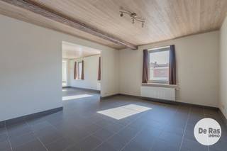 EERSTE BEZOEKDAG ZATERDAG 31/10 VANAF 10U tot 12U (enkel op afspraak!) <br />BERLARE - Rustig gelegen, instapklare woning met tuin <br /><br />Op wandelafstand van het Provinciaal Domein Nieuwdonk kan u deze instapklare woning vinden.<br />Deze geniet van een zeer vlotte bereikbaarheid dankzij de nabijheid van alle belangrijke invalswegen, winkels en openbaar vervoer.<br /><br />Naar indeling toe bevindt zich op het gelijkvloers een inkomhal, een gastentoilet, een woonkamer, een zithoek (eventueel derde slaapkamer), een keuken en de badkamer met douche.<br />Op de eerste verdieping bevinden zich nog 2 slaapkamers en een dressing.<br />Vanuit de keuken heeft u toegang tot een afgesloten tuin waar het heerlijk vertoeven is.<br />De garage kan multifunctioneel ingezet worden voor het stallen van een wagen/fietsen of als opbergruimte.<br /><br />Naar comfort toe beschikt het pand over dubbele beglazing, centrale verwarming op gas, isolatie van muren en vloeren.<br />Extra troeven: gunstig EPC B en asbestveilig!<br /><br />Deze woning is ideaal voor starters, jonge gezinnen of als investering.<br /><br />Kortom: een perfecte instapklare woning voor wie zorgeloos wil wonen of op zoek is naar een interessante investering op een rustige doch centrale locatie. Interesse?<br />Neem gerust contact op via 053 60 55 60.