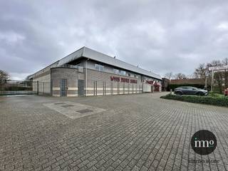 Ternat (St-Katharina-Lombeek) : Site (vroeger drankencentrale) bestaande uit :<br />- 2426m² dépot/opslagruimte, met hoge poorten waar vrachtwagens door kunnen;<br />- commerciële ruimte van 554m²; <br />- 4 burelen in het oudere gedeelte<br />- 6 burelen + vergaderzaal in het nieuwe gedeelte <br />- keuken/eetruimte voor personeel<br />- sanitaire voorzieningen<br />- 2 appartementen van elks 114m²<br />Meer info op 0470 916338. Te bezichtigen na afspraak.