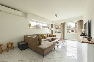 Deze gezellige woning geniet van een rustige ligging en beschikt over een praktische indeling. Via de inkomhal met gastentoilet en vestiaire...