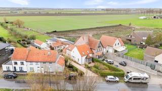 Cette maison semi-ouverte respire le caractère et le charme et offre, grâce à ses nombreux espaces chaleureux, beaucoup de convivialité. Située dans le paisible Westkapelle, vous pourrez profiter ici de la combinaison idéale entre le calme rural et la proximité du centre.<br /><br />La propriété est située sur un terrain exceptionnellement spacieux et ensoleillé d'environ 2012 m², avec une vue dégagée et du soleil du matin au soir. La propriété dispose d'un agencement pratique parfaitement adapté au confort de vie contemporain. À l'arrière de la maison, vous trouverez d'abord une cour intérieure confortable, avec accès à une salle de loisirs/bar/poolhouse accueillante. À côté de ce poolhouse se trouve un grand garage avec des possibilités de rangement supplémentaires. Une terrasse ensoleillée a été aménagée dans le jardin. De plus, il y a aussi une douche extérieure.<br /><br />La maison combine un caractère authentique avec un confort contemporain et offre, grâce à son emplacement exceptionnel et à son grand terrain, une opportunité unique.<br /><br />Disposition :<br />- Joli jardin avant aménagé et allée.<br />- Hall d'entrée avec toilettes pour invités,<br />- Salon confortable avec coin salon et salle à manger attenante,<br />- Cuisine spacieuse avec cuisinière de qualité de la marque SMEG,<br />- Deuxième coin salon très agréable avec poêle à bois,<br />- Espace de rangement pratique,<br />- Accès à l'espace extérieur avec poolhouse et cour intérieure,<br />- Jardin exceptionnellement spacieux avec vue dégagée, terrasse aménagée et douche extérieure,<br /><br />Premier étage :<br />- Palier,<br />- Chambre principale spacieuse,<br />- Deuxième chambre spacieuse,<br />- Dressing/troisième chambre.<br />- Salle de bains récemment rénovée avec toilettes, douche à l'italienne, lavabo et baignoire,<br /><br />Supplémentaire :<br />- Possibilité d'achat d'un terrain supplémentaire (1648m²) de l'autre côté de la rue.<br />- 19 panneaux solaires présents.<br /><br />Une opportunité unique pour ceux qui recherchent espace, tranquillité et caractère près de Knokke. Intéressé ? Contactez-nous pour une visite sur place.