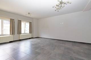<p><span>Dit instapklaar appartement, gebouwd in 2006, biedt een comfortabele en praktische indeling met een bewoonbare oppervlakte van ±86 m². Enkele troeven van dit appartement zijn de ligging, de kleine residentie, het zicht op het plein en staat van onderhoud. </span></p><p><span> </span></p><p><span>Vanuit de inkomhal betreedt u de lichtrijke leefruimte, een open geheel waarin zithoek, eetkamer en keuken naadloos op elkaar aansluiten. De moderne keuken beschikt over kwalitatieve Siemens-toestellen. </span></p><p><span> </span></p><p><span>Het appartement beschikt over één volwaardige slaapkamer met aansluitend een badkamer. Verder is er een apart toilet en een handige berging die ook dienst doet als wasplaats. </span></p><p><span> </span></p><p><span>Dankzij de aanwezigheid van een lift geniet u van extra comfort en toegankelijkheid. </span></p><p><span> </span></p><p><span>Verder zijn er onderhoudsvriendelijke pvc-ramen en verwarming op aardgas. </span></p><p><span> </span></p><p><span>Dit appartement vormt een uitstekende opportuniteit voor alleenstaanden, koppels of investeerders die op zoek zijn naar een instapklare woonst met alle nodige voorzieningen binnen handbereik.</span></p><p><span> </span></p><p><span>Momenteel bieden wij twee appartementen te koop aan in hetzelfde appartementsgebouw. Het andere appartement is momenteel verhuurd voor 904,01 per maand, inclusief gemeenschappelijke kosten.</span></p>