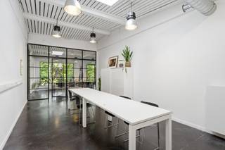 <br /><strong>Omgeving</strong><br />Gelegen in de Frederik Burvenichstraat 171 in Gentbrugge, bevindt deze kantoorruimte zich in een dynamische omgeving waar werken en netwerken centraal staan. Het gebouw huisvest een jonge en bruisende community van professionals, wat zorgt voor een aangename werksfeer en tal van mogelijkheden om contacten te leggen en ideeën uit te wisselen.<br /><br />Dankzij de ruime parkeermogelijkheden voor de deur is het kantoor bovendien vlot bereikbaar voor zowel jezelf als je klanten en bezoekers. Een ideale locatie voor wie op zoek is naar een inspirerende werkplek met alle nodige voorzieningen.<br /><br /><strong>Instapklaar kantoor van 34 m² in een jong en bruisend gebouw</strong><br />Deze afzonderlijke kantoorruimte van 34 m² biedt een aangename en praktische werkplek voor zelfstandigen, starters of kleine ondernemingen die op zoek zijn naar een professionele omgeving. Je maakt deel uit van een gedeelde werkomgeving waar verschillende jonge professionals actief zijn, ideaal om nieuwe contacten te leggen en je netwerk verder uit te bouwen.<br /><br />Daarnaast kan je gebruikmaken van de gemeenschappelijke keuken en zijn er printers beschikbaar voor gedeeld gebruik.<br /><br /><strong>Alle kosten inbegrepen in de huurprijs</strong><br />Een bijzonder voordeel is dat alle kosten inbegrepen zijn in de maandelijkse huurprijs. Gas, water, elektriciteit, supersnel internet én een wekelijkse poetsvrouw zijn inbegrepen. Zo geniet je van een volledig uitgeruste en verzorgde werkplek zonder onverwachte bijkomende kosten.<br /><br />De combinatie van een eigen kantoorruimte, gedeelde voorzieningen en een levendige werkomgeving maakt dit kantoor bijzonder geschikt voor wie professioneel wil werken zonder meteen te investeren in een volledig eigen kantoor.<br /><br />De huurprijs bedraagt <strong>€ 695 per maand, exclusief btw, inclusief alle bovenstaande kosten en diensten.</strong><br /><br /><strong>Absolute pluspunten</strong><br />+ Instapklaar<br />+ Ideaal voor zelfstandigen, starters en kleine ondernemingen<br />+ Jong en bruisend gebouw met diverse professionals<br />+ Gas, water, elektriciteit en supersnel internet inbegrepen<br />+ Wekelijkse poetsvrouw inbegrepen<br />+ Gemeenschappelijke keuken<br />+ Printers beschikbaar voor gemeenschappelijk gebruik<br />+ Ruime, gratis parkeermogelijkheden voor de deur<br />+ Gelegen in het bruisende Gentbrugge<br />Voor meer informatie of een bezoekmoment kan je contact opnemen via info@oko.immo of 0488 04 13 58