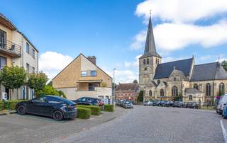 <p>Commercial space/office of 207 m² at ground floor level and +/- 65 m² on the lower floor, ideally located in the heart of Itterbeek (Dilbeek), along the Itterbeeksebaan and Dorpstraat. <br /><br />This building, constructed in 2003, has been fully occupied at ground floor level ever since, housing medical practices, shops and professional offices. The upper floors are fitted out as several apartments.</p><p></p><p>This office is exceptionally spacious and features a large open-plan area with reception space, print/archive corner, separate male/female sanitary facilities, two large enclosed offices/meeting rooms and a fitted kitchenette with dining area. A lower floor, painted and finished with quality tiled flooring, accessible by stairs, is also included in the sale for an area of approximately 65 m².</p><p></p><p>A private underground parking space is also included in the sale.</p><p></p><p>The property has been carefully maintained and is perfectly move-in ready for a variety of uses: office, commercial business, (para)medical professions, care institution or other.</p><p></p><p>The offices are available vacant upon signing of the authentic deed and are located in close proximity to public transport, the R0, the E40 and public parking facilities.</p><p></p><p>Interested? Contact us for more information or plan your visit via living-stone.be.</p>
