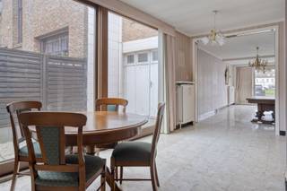 <p>Welkom in deze charmante woning in het hart van Kaprijke ! Deze prachtig gelegen eigendom biedt u alles wat u zoekt voor een comfortabel gezinsleven. Met 3 ruime slaapkamers op de eerste verdieping beschikt u over voldoende ruimte voor het hele gezin.</p><p>Het pand beschikt over een indrukwekkende woonruimte met groot potentieel voor renovatie en personalisering. De open begane grond biedt veel licht en mogelijkheden om naar wens in te richten. Via grote ramen kunt u genieten van zichten op het pittoreske dorpsplein van Kaprijke, een van de meest karaktervolle locaties in de streek.</p><p>Praktische voorzieningen maken het dagelijks leven aangenaam: de woning beschikt over een eigen garage met doorgang naar de tuin.</p><p>De ligging in Kaprijke is uitzonderlijk aantrekkelijk. U bent omgeven door dorpse charme en biedt directe toegang tot alle voorzieningen. Het dorpsplein met zijn groene open ruimte is perfect voor recreatie en burencontact. Deze centrale ligging betekent dat u tegelijkertijd rustig kunt wonen in een levendige gemeenschap. Met de oprit naar de N49 Knokke - Antwerpen op slechts 1 km afstand is deze woning ook qua bereikbaarheid uitzonderlijk goed gelegen.</p><p>Dit is een uitstekende gelegenheid voor starters, families of beleggers die op zoek zijn naar een solide basis met renovatiepotentieel. De woning nodigt uit tot creatieve herinrichting en modernisering naar uw persoonlijke smaak.</p><p>Gelieve bij interesse een email te sturen naar Info@maximm.be, tot binnenkort. </p>