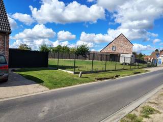 Bouwgrond voor open bebouwing met een oppervlakte van 775m². De voorkant heeft een breedte van 31m, de diepte is 50m. De bebouwbare oppervlakte op het gelijkvloers alleen al is 225 m². De vraagprijs is 260€/m².
Het perceel is effen en met gras begroeid en is voorzien van alle nodige afsluitingen.