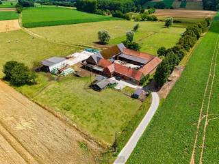 RUSTIEKE VIERKANTSHOEVE met authentieke charme OP NET GEEN 4 HECTARE IN HARTJE VLAAMSE ARDENNEN. Deze INDRUKWEKKENDE HOEVE te Maarkedal. Rondom...