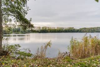 Ligging<br />Aan de rand van De Pinte, in een rustige en groene omgeving, staat deze klassieke vrijstaande villa in warme handvormsteen met witte luiken. De woning ligt op een royaal perceel van ± 1400 m² (onder voorbehoud van opmeting), met een diepe tuin en een ongestoord zicht op de vijver. Gent en de belangrijkste invalswegen zijn vlot bereikbaar.<br /><br />De Woning<br />De villa uit het midden van de jaren ‘90 heeft een bewoonbare oppervlakte van ± 188 m² (volgens EPC). Een ruime inkomhal leidt naar een aparte bureauruimte, de lichte living en de afzonderlijke keuken. Het grote schuifraam opent naar het terras, met de tuin en de vijver als decor. Een inpandige garage vervolledigt het gelijkvloers. Op de verdieping liggen vier slaapkamers, een badkamer met ligbad en dubbele lavabo, en een aparte douchekamer. Een uittrekbare trap leidt naar een ruime zolder.<br /><br />Ligging<br />Aan de rand van De Pinte, in een rustige en groene omgeving, staat deze klassieke vrijstaande villa in warme handvormsteen met witte luiken. De woning ligt op een royaal perceel van ± 1.520 m² (onder voorbehoud van opmeting), met een diepe tuin en een ongestoord zicht op de vijver. Gent en de belangrijkste invalswegen zijn vlot bereikbaar.<br /><br />De Woning<br />De villa uit het midden van de jaren ‘90 heeft een bewoonbare oppervlakte van ± 188 m² (volgens EPC). Een ruime inkomhal leidt naar een aparte bureauruimte, de lichte living en de afzonderlijke keuken. Het grote schuifraam opent naar het terras, met de tuin en de vijver als decor. Een inpandige garage vervolledigt het gelijkvloers. Op de verdieping liggen vier slaapkamers, een badkamer met ligbad en dubbele lavabo, en een aparte douchekamer. Een uittrekbare trap leidt naar een ruime zolder.<br /><br />De Tuin <br />Vanuit de woning en de tuin geniet je van een uitzicht op de prachtige vijver dat met de seizoenen verandert: frisgroen in de lente, lange zomeravonden aan het water en een stille nevel op een winterochtend.<br /><br />De definitieve perceelsgrenzen worden nog vastgelegd door een beëdigd landmeter-expert. De exacte oppervlakte volgt uit het opmetingsplan, dat in de notariële akte wordt opgenomen. Met EPC-label F geldt een renovatieplicht: binnen zes jaar na de akte moet de woning naar minstens label D.<br /><br />De woning is momenteel verhuurd en komt uiterlijk vrij op 30 juni 2027.<br /><br />Verkoop via biedingsprocedure, met een instelprijs van € 600.000 (excl. kosten)