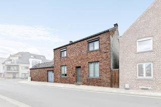 <p>Op een uitstekende ligging in Okegem bevindt zich <strong>deze instapklare woning</strong>. Winkels, scholen en openbaar vervoer liggen op wandelafstand. Ook het treinstation bevindt zich op amper één minuut wandelen, waardoor de woning een bijzonder vlotte verbinding biedt richting Ninove, Aalst en Brussel. Een absolute troef is<strong> de ruime garage van circa 58 m²</strong>. Deze biedt plaats aan meerdere wagens en kan eveneens gebruikt worden als opslagruimte, werkplaats of voor het uitoefenen van een hobby. Bovendien valt de woning niet onder de renovatieplicht. Het gelijkvloers omvat een polyvalente ruimte, momenteel ingericht als bureau, een gezellige leefruimte met salon en eetplaats, een open keuken met kookeiland en de ruime garage. Op de verdieping bevinden zich een nachthal, <strong>drie volwaardige slaapkamers </strong>en een badkamer. Daarnaast is er <strong>een zolder</strong>, bereikbaar via een uitklapbare trap, die bijkomende bergruimte biedt. Verder beschikt de woning over <strong>een ruim en aangenaam terras</strong> waar het heerlijk vertoeven is. Cv op aardgas - Buitenschrijnwerk in pvc en hout dubbel glas - <strong>EK conform</strong> - Grondwaterput aanwezig. (Maatregelen opgenomen in het maatregelenregister: neen) (Stedenbouw in aanvraag)</p>