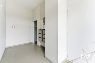 Ontdek dit verzorgde appartement op een centrale ligging aan de Markt van Houthulst. Dankzij de praktische indeling en aangename leefruimte biedt dit appartement alle comfort voor zowel eigen bewoning als investering.<br /><br />Het appartement beschikt over een lichtrijke leefruimte, een volledig ingerichte keuken, twee volwaardige slaapkamers en een badkamer uitgerust met een ligbad. Daarnaast is er een apart gastentoilet en een handige wasberging die extra opbergruimte biedt.<br /><br />Via de leefruimte heeft u toegang tot het gezellige terras, waar u in alle rust kunt genieten van een moment buiten.<br /><br />Met zijn gunstige ligging op de Markt van Houthulst bevinden winkels, horeca, openbaar vervoer en andere voorzieningen zich op wandelafstand.<br /><br />Een ideale woongelegenheid voor wie comfortabel wil wonen op een centrale locatie.
