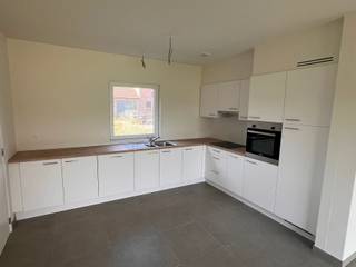 <p><span>Maison neuve semi-ouverte avec hall d'entrée ; WC séparé ; salon ; cuisine équipée d'un évier, d'un lave-vaisselle, d'une plaque de cuisson vitrocéramique, d'une hotte aspirante, d'un four, d'un réfrigérateur et de placards ; garage ; l'étage comprend 3 chambres et une salle de bains équipée d'une douche à l'italienne, d'une baignoire, d'un double lavabo et de toilettes.</span></p><p><span>Place de stationnement dans l'allée, terrasse et jardin clos</span></p>