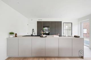 <p>Topgelegen kwaliteitsvolle nieuwbouwwoning, stijlvol afgewerkt! (+ 21% BTW)<br />Indeling: inkom met traphal, vestiaire en apart toilet, lichtrijke leefruimte (mooi parket), open volledig uitgeruste keuken met eiland, handige bergruimte. Op de eerste verdieping bevinden zich de overloop, 2 volwaardige slaapkamers en de badkamer (dubbele lavabo, inloopdouche en toilet). De grote masterbedroom bevindt zich op de tweede verdieping en beschikt over een dressingruimte en aparte bureauhoek.<br />De woning staat op een mooi perceel en heeft reeds een aangelegd terras en oprit voor meerdere wagens.<br />TROEVEN: centrale verwarming met warmtepomp, zonnepanelen aanwezig, regenwater aangesloten, mooie materialen, reeds geschilderd, verzorgd afgewerkt.<br />Meer info of een bezoek? Contacteer info@immobeguin.be</p>