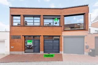 Uniek pand met karakter in hartje Poperinge – woonst, atelier, galerie of combinatie?In de Goudenhoofdstraat 9, op een topligging in het centrum van...