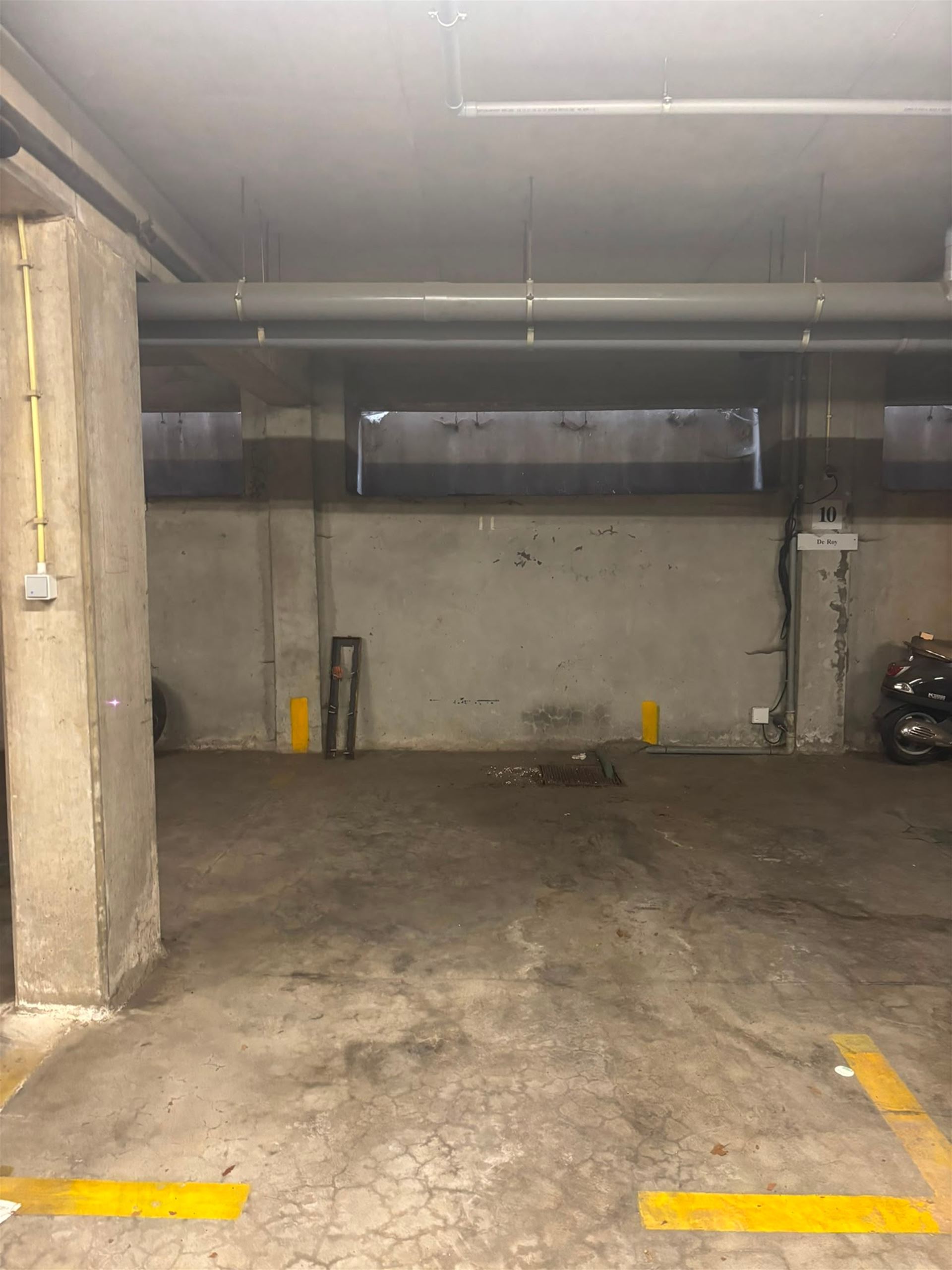 Staanplaats te koop op een centrale locatie aan de Britselei. De parking is toegankelijk via een elektrische poort aan de inkom.