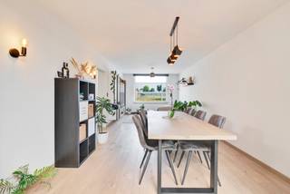 Deze gerenoveerde woning (2019) bevindt zich op een boogscheut van centrum Zwevegem. Alle belangrijke voorzieningen zijn in de nabijheid terug te vinden. De uitweg achteraan deze woning vorm een grote extra troef.<br /><br />Bij de renovatie werden ook de details niet uit het oog verloren. Enkele van de vele troeven zijn:<br />+ conform elektriciteitsattest<br />+ 40 m² zonnepanelen<br />+ inbouwkasten<br /><br />Indeling: ruime inkomhal, lichtrijke woonkamer met parket en aansluitend de ruime keuken waar eveneens plaats voorzien is voor een eethoek. De keuken beschikt over recente toestellen. Erg praktisch is de verbinding met de droge kelder. Op het gelijkvloers is tevens een wasberging voorzien met aansluitend een apart toilet en de perfect uitgeruste badkamer (bad en douche). <br /><br />Op de eerste verdieping zijn twee ruime slaapkamers terug te vinden en een derde kamer die momenteel dienst doet als dressing maar eveneens kan dienen als bureauruimte. De zolderverdieping werd omgetoverd tot een derde grote slaapkamer voorzien van velux en inbouwkasten. <br /><br />In de tuin beschikt men over een gezellig tuinpaviljoen. Via de tuin bereikt men de garage dewelke gemakkelijk via de uitweg bereikt kan worden.<br /><br />Op zoek naar een kwalitatief gerenoveerde woning zonder werk? Vraag snel jouw bezoek aan.<br /><br />EPC: 140 kWh/m² - UC: 2455428<br /><br />(Ref.: TM/26091/K