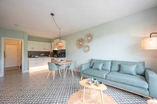 <p>Deze verzorgde en instapklare studio op de eerste verdieping is gelegen in de Duinenstraat 50 te Oostende, op wandelafstand van het strand, de zeedijk, winkels, horeca en openbaar vervoer.</p>
<p>De studio beschikt over een aangename leefruimte met veel natuurlijke lichtinval dankzij het grote raampartij. De praktische indeling omvat een modern geïntegreerd opklapbed waardoor de ruimte overdag volledig benut kan worden als leefruimte. De open keuken is uitgerust met alle nodige comfort en sluit naadloos aan op de woonkamer.</p>
<p>Verder beschikt de studio over een verzorgde badkamer met inloopdouche, lavabo en toilet. Een bijkomende troef is de privatieve kelderberging, ideaal voor extra opslagruimte.</p>
<p>Met een bruikbare vloeroppervlakte van 37 m² en een gunstig EPC-label B (143 kWh/m² jaar) combineert deze studio comfortabel wonen met een energiezuinig verbruik.<br /><br />Kostenverdeling: €675 huur + €75 gemeenschappelijke kosten + €40 provisie voor verwarming (jaarlijkse afrekening).</p>
<p>Beschikbaar vanaf 01/01/2027 - mogelijks vanaf 01/12/2026 mits overleg met huurder.</p>
<p>Bezoekmoment: Dinsdag 27 oktober van 16u00 tot 18u00, uitsluitend op afspraak.</p>