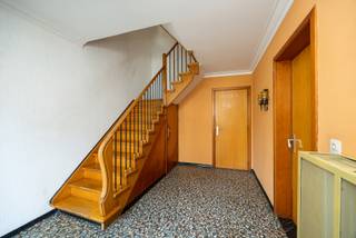 Voor de huizenjagers die de vrijheid willen om hun eigen ding te doen: ontdek deze unieke bel-étage vlakbij centrum Edegem. Een goed gelegen stuk grond in een rustige, aangename straat en een degelijke woning als basis om te moderniseren.
Deze woning verwelkomt u met een lichtrijke inkomhal en beschikt over een gezellige living met aansluitende keuken, die eenvoudig kunnen worden samengevoegd tot een open moderne leefruimte. Aansluitend aan de keuken vindt u een groot terras met uitzicht op het groen. Bovendien biedt de woning momenteel 4 slaapkamers en 1 badkamer. Op het GLV is er nog een garage met apart toilet, wasplaats en technische ruimte. Met een oprit én garage is er voldoende parkeergelegenheid. Tot slot beschikt de woning over een volledige onderkeldering met een toegankelijk gedeelte dat plaats biedt voor opslag. De aangename tuin kan naar wens worden ingericht, van moestuin tot onderhoudsvriendelijk grasveld.
De woning is degelijk opgebouwd met betonvloeren en beschikt over CV op stookolie. Aansluiting op gas is mogelijk, aangezien deze reeds in de straat voorzien is.
De Meester Richard Goossensstraat is rustig gelegen in een gegeerde residentiële wijk in Edegem, met een bijzonder vlotte bereikbaarheid. De E19 bevindt zich op minder dan 5 minuten rijden en biedt een snelle verbinding richting Antwerpen, Brussel en Mechelen.
Voor meer informatie of een gratis waardebepaling van uw vastgoed kan u een aanvraag invullen op onze website of even bellen op het nr. 03/345.88.99.