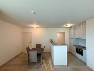 In een rustige woonbuurt van Deinze, op een steenworp van de Leie, bevindt zich deze hedendaagse assistentieflat die comfort en sereniteit perfect combineert. Winkels en het levendige stadscentrum liggen op wandelafstand, terwijl u thuis geniet van absolute rust.<br /><br />De flat beschikt over een ondergrondse staanplaats, een private berging en een ruim privatief terras van maar liefst 24,6 m². ideaal georiënteerd op het zuiden om volop van zon en buitenlucht te genieten.<br /><br />Binnenin wordt u verwelkomd door een open, lichtrijke leefruimte met warme parketvloer, naadloos verbonden met een volledig uitgeruste keuken voorzien van kwaliteitsvolle toestellen. De comfortabele slaapkamer is uitgerust met tv- en internetaansluiting en geeft rechtstreeks toegang tot de moderne badkamer met inloopdouche, wastafel met spiegelkast en toilet.<br />Zowel de leefruimte als de slaapkamer openen via een groot schuifraam naar het zonnige terras een heerlijke plek om in alle privacy te ontspannen.<br /><br />Waarom deze assistentieflat?
<ul>
<li>Inclusief berging en ondergrondse parking</li>
<li>Energiezuinig en aangename vloerverwarming</li>
<li>Rolstoeltoegankelijk en praktisch ingedeeld</li>
<li>Permanente professionele woonassistentie</li>
<li>Mogelijkheid tot extra diensten (huishoudhulp, verzorging, kapper, …)</li>
<li>Groene en stille ligging, vlak bij winkels en centrum</li>
<li>Deze assistentieflat staat garant voor comfortabel wonen met gemoedsrust, en vormt bovendien een sterke investeringskans dankzij de aanhoudend hoge vraag naar kwalitatieve assistentiewoningen.</li>
</ul>
Meer info of een bezoek?<br />Contacteer Maxime Vanneste<br />📞 0498 44 78 00<br />📧 info@maximevanneste.be