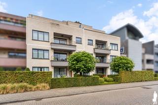 <p><strong>Te koop in residentie "Buitenhof": Ruim, licht, instapklaar appartement van circa 150 m² met 3 slaapkamers, 2 badkamers, een inpandig zuid terras en ruime leefruimtes. Het appartement, dat zich bevindt op de 2<sup>e</sup> verdieping, is te bereiken via de traphal of lift. Ondergronds bevindt zich een ruime garage welke in de prijs is inbegrepen. <br />Het appartement geniet een centrale, maar rustige ligging net binnen de ring van Turnhout. EPC label A!<br /></strong></p>
<p><u>Indeling van het appartement<br /></u>De ruime, centrale inkomhal met gastentoilet biedt doorgang naar verschillende ruimtes. Via de glazen deur betreedt u de woonkamer op parket. Deze leefruimte bestaat uit een zit- en eethoek en geniet van veel lichtinval dankzij de grote raampartij. In de woonkamer is er eveneens voldoende ruimte om een bureau te voorzien. Een schuifraam geeft toegang tot het overdekt terras, met daar de ideale zuid oriëntatie. De keuken met gezellige ontbijthoek is voorzien van veel kastruimte en geïnstalleerd met kwaliteitsvolle toestellen. <br />Via de keuken kan u eveneens het terras betreden. <br /><br />Via de gang heeft u toegang tot 3 volwaardige slaapkamers. De ruime hoofdslaapkamer heeft een toegang tot een terras aan de achterzijde, heeft ingemaakte kasten, dressing en een ensuite badkamer met inloopdouche toilet en dubbele wastafel. <br />De tweede en derde slaapkamer zijn net als de hoofdslaapkamer op parket. Zij delen de 2<sup>e</sup> badkamer met douche en wastafel. <br />Deze slaapkamers hebben beide toegang tot een balkon aan de achterzijde.<br />Tot slot heeft het appartement een praktische berging / wasplaats.</p>
<p><span>Parkeren </span><br />De ruime garage met sectionaalpoort bevindt zich in de ondergrondse parking en is in de prijs inbegrepen. <br />Voor uw fietsen zijn er gemeenschappelijke fietsenstallingen.</p>
<p><u>Bijzonderheden</u><br />- Ruime gemeenschappelijke traphal en lift<br />- Terrassen aan de voor- en achterzijde<br />- Ondergrondse garage met elektrische poort <br />- Gemeenschappelijke fietsenbergingen<br />- Privéparking voor bezoekers<br />- Centrale verwarming op aardgas met HRtop ketel<br />- Buitenschrijnwerk in aluminium<br />- EPC Label A<br /><br /></p>