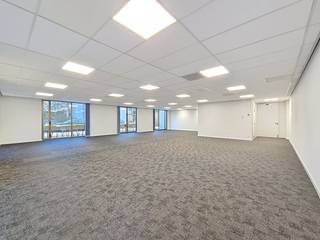 This office park (Latem Business Park) consists of 4 office buildings and is in an excellent location that guarantees both easy accessibility and a high level of visibility. The site is easily accessible by car and by public transport, for a smooth commute. The office park is located along the Kortrijksesteenweg in Sint-Martens-Latem, near the E40 and E17, and therefore a stone's throw from Ghent. Thanks to the large windows, the office enjoys plenty of natural light and a green environment. Surface:- Unit 66.2:149 m² on one level - available from 31/01/2025.Specifications: - double glazing- partly landscape office, partly divided- carpet tiles- suspended ceiling with built-in light fixtures- energy-efficient cooling and heating system (heat pump)- natural gas central heating- air conditioning- cable ducts- kitchenette- sanitary- separate counters: water, gas and electricity Are you interested in this commercial property consisting of offices for rent in Sint-Martens-Latem? Do not hesitate to contact us at 09 245 35 35.