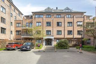 <p>Dit prachtig gelijkvloers appartement in een recent gebouwd privé domein combineert modern wooncomfort met rust en privacy. Met twee slaapkamers, een tuin en een terras zonder inkijk is dit een ideale woonoplossing voor wie op zoek is naar een instapklaar appartement met buitenruimte.</p><p>Bij het betreden van het appartement kom je terecht in een ruime en lichtrijke living die meteen een aangename indruk nalaat. De parketvloer zorgt voor een warme en stijlvolle uitstraling, terwijl de grote raampartijen zorgen voor overvloedig natuurlijk licht. De leefruimte vormt het centrale punt van de woning en biedt een directe verbinding met de tuin en het terras, waar je in alle rust kan genieten zonder inkijk.</p><p>Aansluitend vind je een praktisch ingerichte keuken, die aansluit op de wasruimte.</p><p>Het appartement beschikt over twee volwaardige slaapkamers, die flexibel kunnen worden ingericht volgens jouw noden. De badkamer is ruim en uitgerust met een bad, een douche en een dubbele wasbak.</p><p>De buitenruimte is een absolute troef. De tuin en het terras zijn volledig privatief en bieden een aangename plek om te ontspannen, te eten of te genieten van het buitenleven zonder inkijk. Hier ervaar je rust en privacy in een groene omgeving.</p><p>Daarnaast beschikt het appartement over een grote kelder, ideaal voor extra stockage. De ondergrondse autostaanplaats (inbegrepen in de prijs) zorgt voor een veilige en praktische parkeeroplossing, wat het dagelijks comfort verder versterkt.  </p><p>Het geheel is gelegen in een afgesloten privé domein met hefboompoort, wat zorgt voor een veilige en rustige woonomgeving. Dankzij de recente constructie geniet je bovendien van moderne bouwkwaliteit en energiezuinig wonen.</p><p>Ben je op zoek naar een gelijkvloers appartement met tuin, twee slaapkamers en een rustige ligging in een privaat domein, dan is dit een uitstekende opportuniteit. Contacteer ons voor meer informatie of een bezoek ter plaatse.</p>