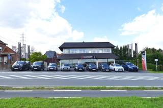 Op een makkelijk bereikbare locatie langs een belangrijke verbindingsweg vinden we dit veelzijdige handelspand met bovenliggend appartement. Dankzij de grote glaspartijen beschikt het pand over een uitstekende visibiliteit. Ook de ruime parkeermogelijkheden en de praktische laad- en losmogelijkheden vormen een belangrijke troef.<br /><br />Indeling handelspand:<br />Het gelijkvloers omvat een commerciële ruimte met showroom, wachtzaal en bureauruimte. Achteraan bevindt zich een ruime atelier-/werkruimte, voorzien van een elektrische sectionale poort, wat zorgt voor een vlotte toegang.<br /><br />Achteraan het pand is bovendien heel wat extra parkeerruimte beschikbaar, wat het geheel bijzonder praktisch maakt voor klanten, medewerkers of het stallen van voertuigen.<br /><br />Het volledige pand is bovendien onderkelderd, waarbij de kelder momenteel wordt gebruikt als stock.<br /><br />Een grote meerwaarde is het ruime appartement met een volledig aparte toegang, waardoor wonen en werken hier op een aangename manier kunnen worden gecombineerd. Via de aparte inkomdeur is er rechtstreeks toegang tot de eerste verdieping.<br /><br />Indeling als volgt:<br />Het appartement omvat een inkomhal met gastentoilet, een lichtrijke leefruimte en een volledig uitgeruste open keuken. Verder zijn er 3 slaapkamers en een badkamer met combi bad/douche, lavabo en aansluiting voor de wasmachine.<br /><br />Een veelzijdig eigendom met commerciële mogelijkheden, ruime werk- en opslagruimte, uitstekende visibiliteit, parkeergelegenheid én een volwaardig woongedeelte.<br /><br />EXTRA TROEVEN: zonnepanelen, regenwaterput, apart circuit nutsvoorzieningen commercieel pand / appartement, ...<br /><br />Onze ref. DEV5217