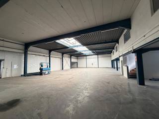 Dit veelzijdig bedrijfsgebouw in Machelen biedt een unieke combinatie van opslag, kantoor en bijkomende ruimtes op een uitstekend bereikbare...