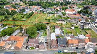 NIEUWE VOORWAARDEN! <br /><br />RIEMST - Te renoveren woning met opslagruimte en stalling op ruim perceel<br /><br />Bent u op zoek naar een woning met veel potentieel en een landelijke ligging? Dan is deze te renoveren woning in Zussen, een rustige deelgemeente van Riemst, zeker een bezoek waard. Gelegen in een groene en rustige omgeving biedt deze eigendom tal van mogelijkheden voor wie de handen uit de mouwen wil steken en een woning volledig naar eigen smaak wil inrichten.<br /><br />Op het gelijkvloers beschikt de woning over een eetkamer, een zitkamer, een keuken, een badkamer, een wasplaats en een inpandige garage. Op de eerste verdieping bevinden zich drie slaapkamers, met daarnaast de mogelijkheid om een ruime vierde slaapkamer te creëren of deze ruimte als opslag te gebruiken.<br /><br />De woning vraagt een renovatie, maar enkele belangrijke investeringen werden reeds uitgevoerd. Zo werden de ramen en de voordeur vernieuwd en verkeert het dak structureel in goede staat, waardoor een solide basis aanwezig is om het pand verder af te werken.<br /><br />Buiten geniet u van een ruime overdekte ruimte ideaal voor het stallen van machines en een grote stal. Aansluitend bevindt zich een weiland dat zich perfect leent voor het houden van paarden of andere dieren. Dankzij de landelijke ligging en de beschikbare buitenruimte is deze eigendom een uitstekende keuze voor dierenliefhebbers of wie op zoek is naar rust, ruimte en een landelijke levensstijl.<br /><br />Kortom, deze woning biedt een unieke kans voor wie niet terugschrikt voor een renovatie en op zoek is naar een eigendom met veel potentieel, ruime bijgebouwen en een prachtig perceel in het landelijke Zussen.<br /><br />Interesse in deze woning? Aarzel niet om ons te contacteren op 053/60 65 66!