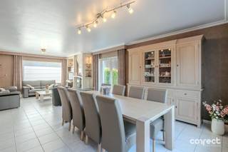 <p><span>Polyvalente woning met 4 slaapkamers en atelier.</span></p><p><span> </span></p><p><span>STARTPRIJS: Elk bod boven deze startprijs, wordt voorgelegd aan de eigenaars, die al dan niet kunnen in gaan op dit aanbod.</span></p><p><span> </span></p><p><span>Op het einde van de Koningin Astridstraat, vlakbij winkels, openbaar vervoer, scholen en de op en afrit E403, vinden we deze karaktervolle villa met heel wat ruimte terug. </span></p><p><span> </span></p><p><span>Indeling als volgt: royale inkom, 2 burelen, gastentoilet, lichtrijke woonkamer met zithoek en eetplaats, de uitgeruste keuken met eetplaats en een koele berging/kelder. Achter de keuken vinden de wasplaats terug en een badkamer met douchecel, toilet en wasbak. Via de oprit, of via de wasplaats, wordt er toegang verleend tot de ruime garage / atelier/ magazijn van +- 45 m². Boven de garage is er nog een ruime zolder met vaste trap, ideaal voor stockage. </span></p><p><span>Op het eerste verdiep vinden we 4 ruime kamers terug, de badkamer met ligbad, wastafel en toilet. Ook de zolder, te betreden met vaste trap biedt nog veel stockageruimte. </span></p><p><span> </span></p><p><span>De zongerichte tuin is privatief en volledig afgesloten, achter de woning is er nog een atelier/magazijn (voorzien van warmtepomp) aanwezig van +- 40 m² en een fietsenberging. Meerdere autostaanplaatsen dankzij de ruime, en brede oprit. </span></p><p><span> </span></p><p><span>Zeer comfortabel en energiezuinig wonen: het pand beschikt over 37 zonnepanelen, een thuisbatterij van 10 kWh, regenput van 10 000, alarmsysteem, rolluiken, maatkasten en zoveel meer.</span></p><p><span>Verwarming op mazout (tank van 3000l), keuring elektriciteit én zonnepanelen conform. </span></p><p><span> </span></p><p><span>Deze woning is zowel uitermate geschikt als gezinswoning, maar ook voor de combinatie met uw zelfstandige activiteit. De burelen, het magazijn / atelier kan bovendien volledig worden afgesplitst worden van uw privé.</span></p><p><span> </span></p><p><span>Kom de troeven zelf ontdekken en meld u aan voor een bezoek; </span></p><p><span>0496 25 35 55</span></p><p><span>emile@correctvastgoed.be</span></p><p><span> </span></p>