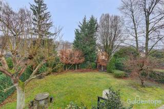 <p>Met een bewoonbare oppervlakte van ca. 300 m² en een gevelbreedte van 13 meter geniet deze woning van indrukwekkende volumes en een aangename lichtinval. De westgerichte tuin zorgt ervoor dat u volop kan genieten van zonnige namiddagen en lange zomeravonden in alle rust en privacy.<br />De villa biedt een bijzonder flexibele indeling, ideaal voor moderne gezinnen die ruimte wensen voor thuiswerk, hobby’s of een praktijk aan huis.<br />Indeling en  troeven:<br />•    5 volwaardige slaapkamers<br />•    1 bureau, ideaal voor thuiswerk<br />•    1 polyvalente ruimte (fitness, speelkamer, home cinema of extra slaapkamer)<br />•    3 badkamers<br />•    4 toiletten<br />•    Zeer ruime kelder met tal van mogelijkheden (opslag, hobbyruimte, wijnkelder)<br />•    zeer Energiezuinig met EPC-score B, een uitzonderlijk pluspunt voor een villa van dit volume<br />Het perceel van 774 m² biedt een zeldzame combinatie van ruimte, rust en privacy, terwijl winkels, scholen en belangrijke verbindingswegen zich op korte afstand bevinden.<br />Een unieke opportuniteit voor wie op zoek is naar een ruime, exclusieve villa op een toplocatie.<br />contacteer ons nu voor één van onze eerste bezoekmomenten</p>