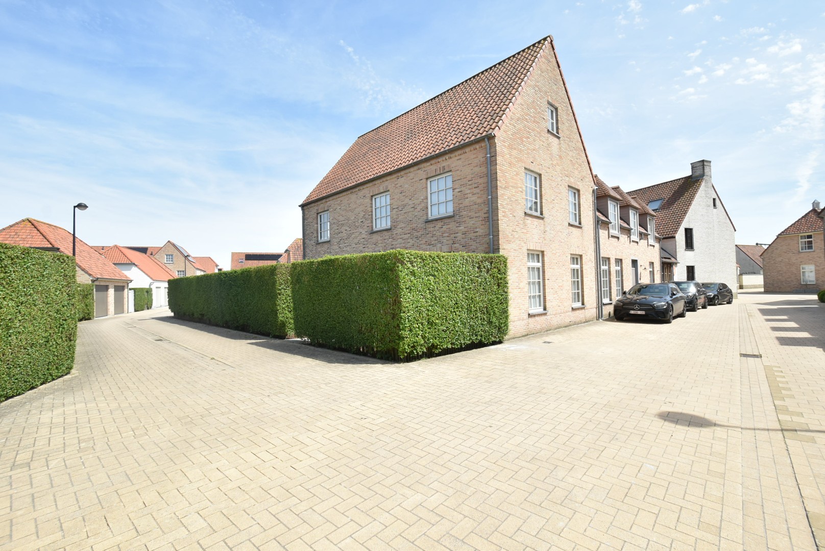 Charmante hoekwoning te koop met tuin en garage, op de grens Knokke met Duinbergen - foto 1